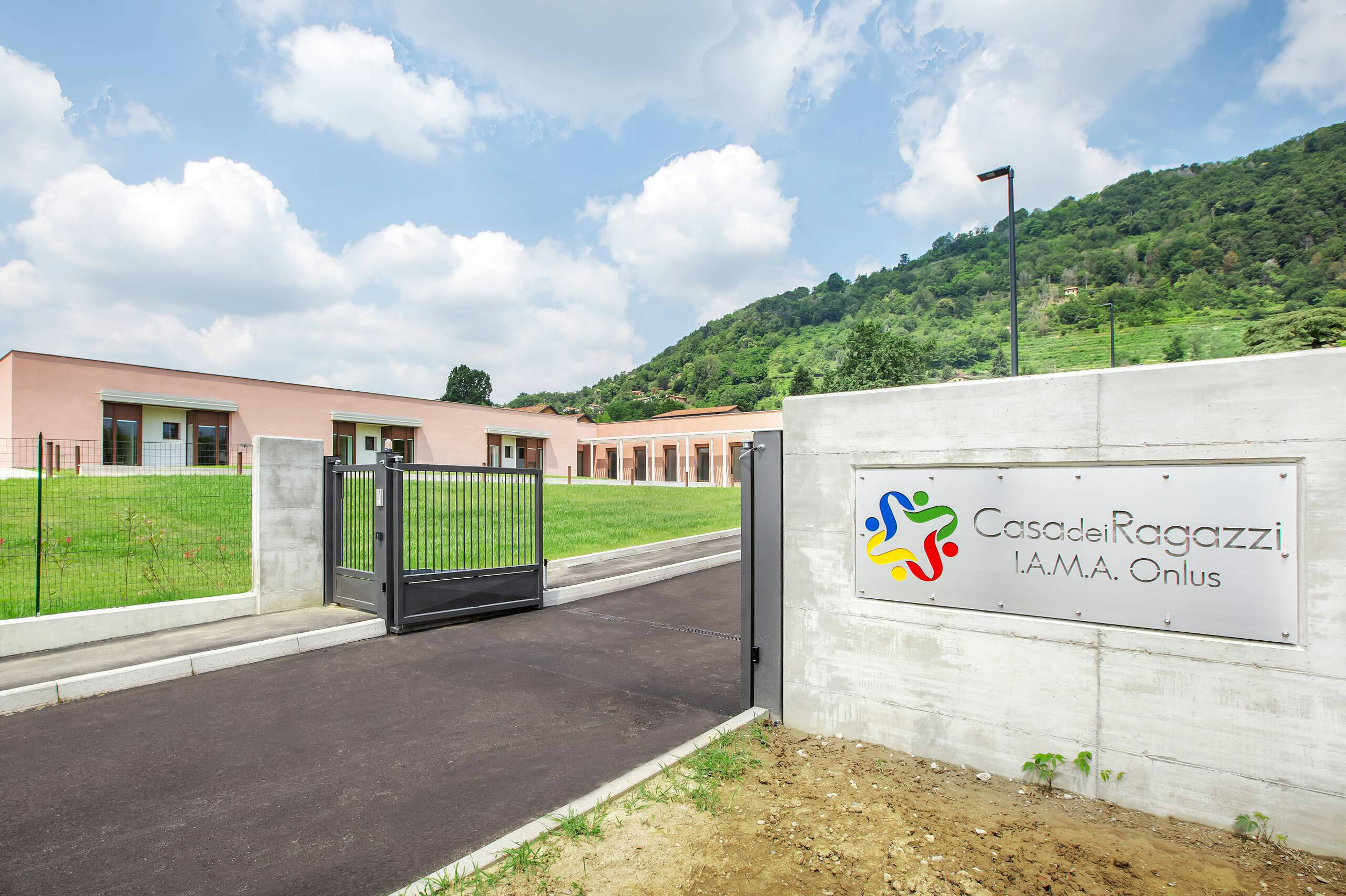 Facciata della Casa dei Ragazzi con schermature solari esterne RESS FLEX 01 per una protezione ottimale