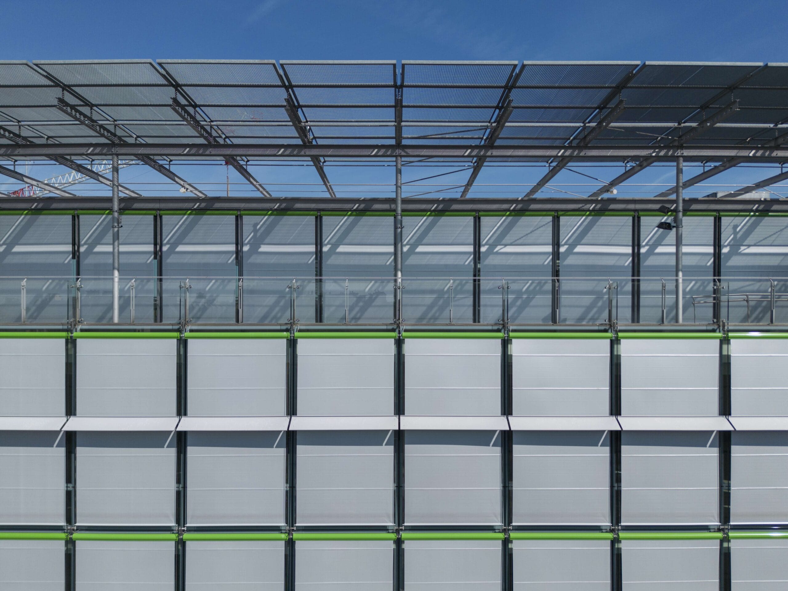 Vista dall'esterno dell'edificio Monte Rosa 91 a Milano con nuove schermature solari Resstende