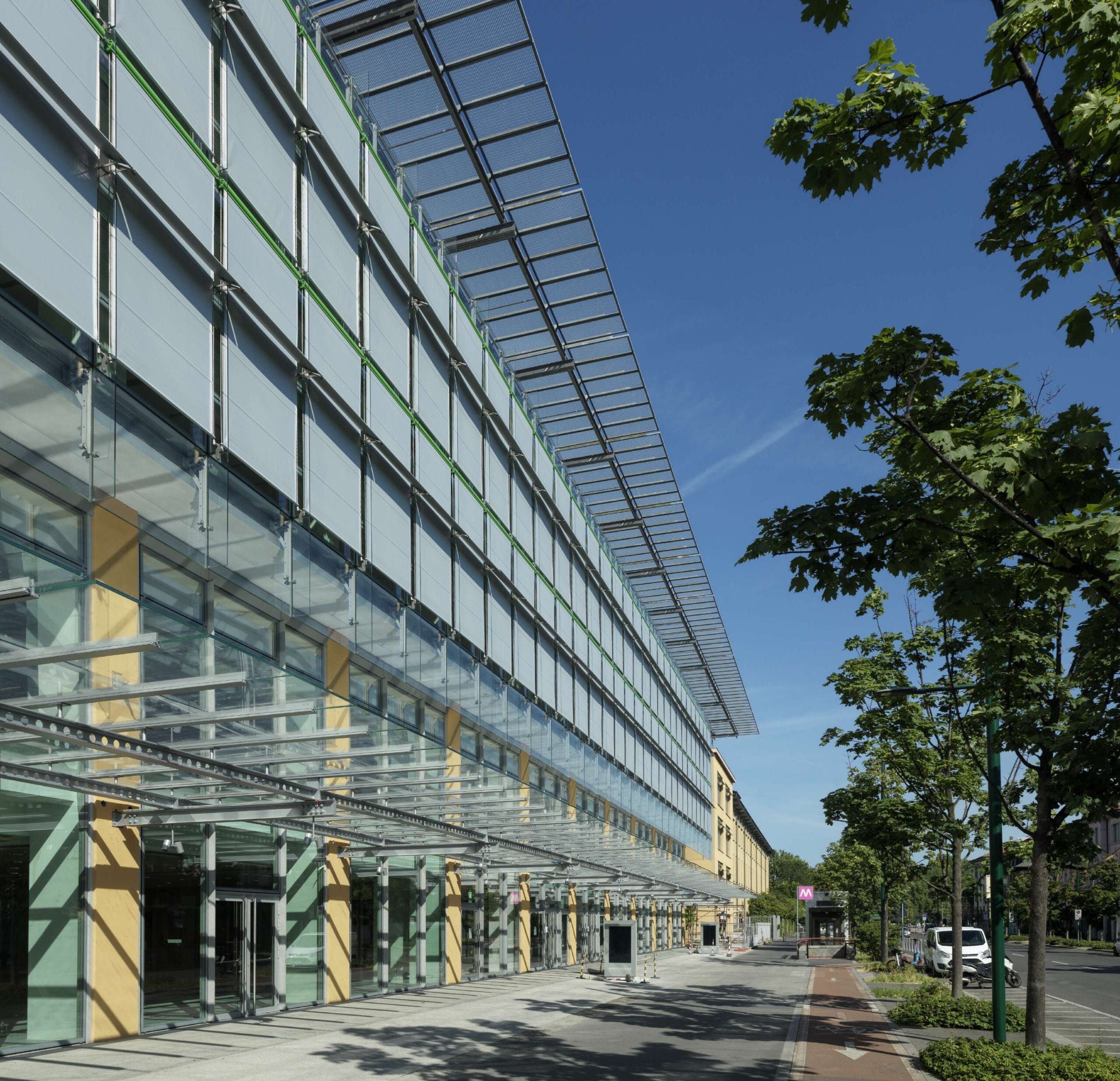 Dettaglio delle schermature solari esterne rinnovate con tessuto Soltis Perform 92 nel complesso Monte Rosa 91