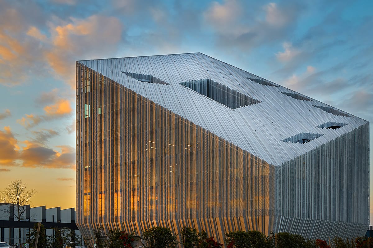 Vista dall'esterno del palazzo di Bonfiglioli di Bologna in cui sono state installate tende a rullo da Resstende