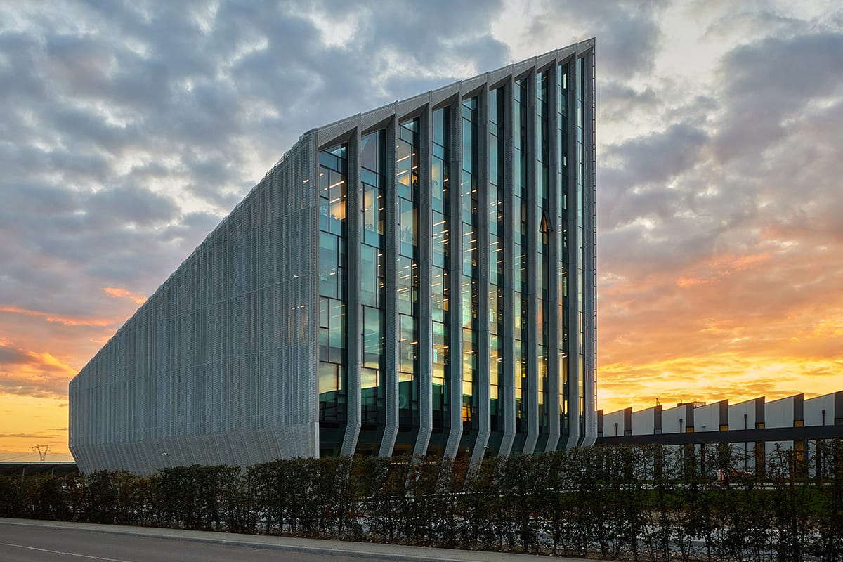 Integrazione architettonica delle tende a rullo nel design sostenibile di Bonfiglioli vista dall'esterno