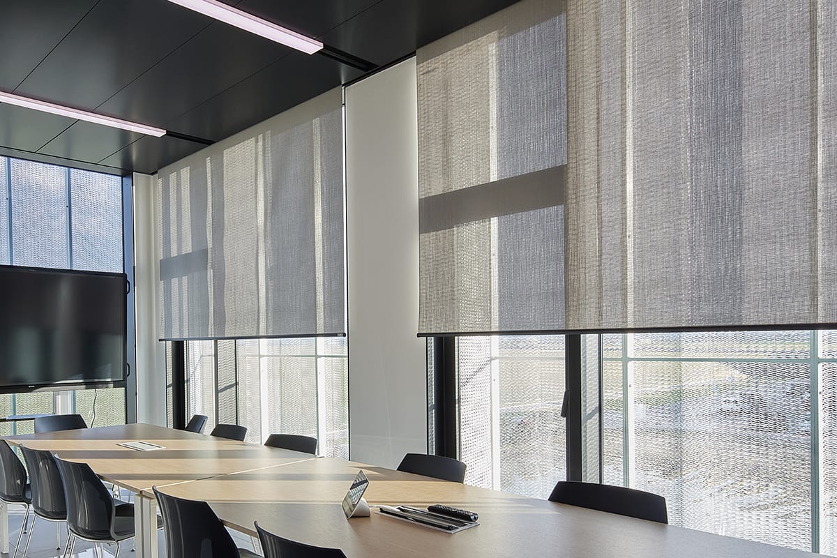 Ufficio di Bonfiglioli in cui sono installate le tende a rullo in tessuto Soltis Touch