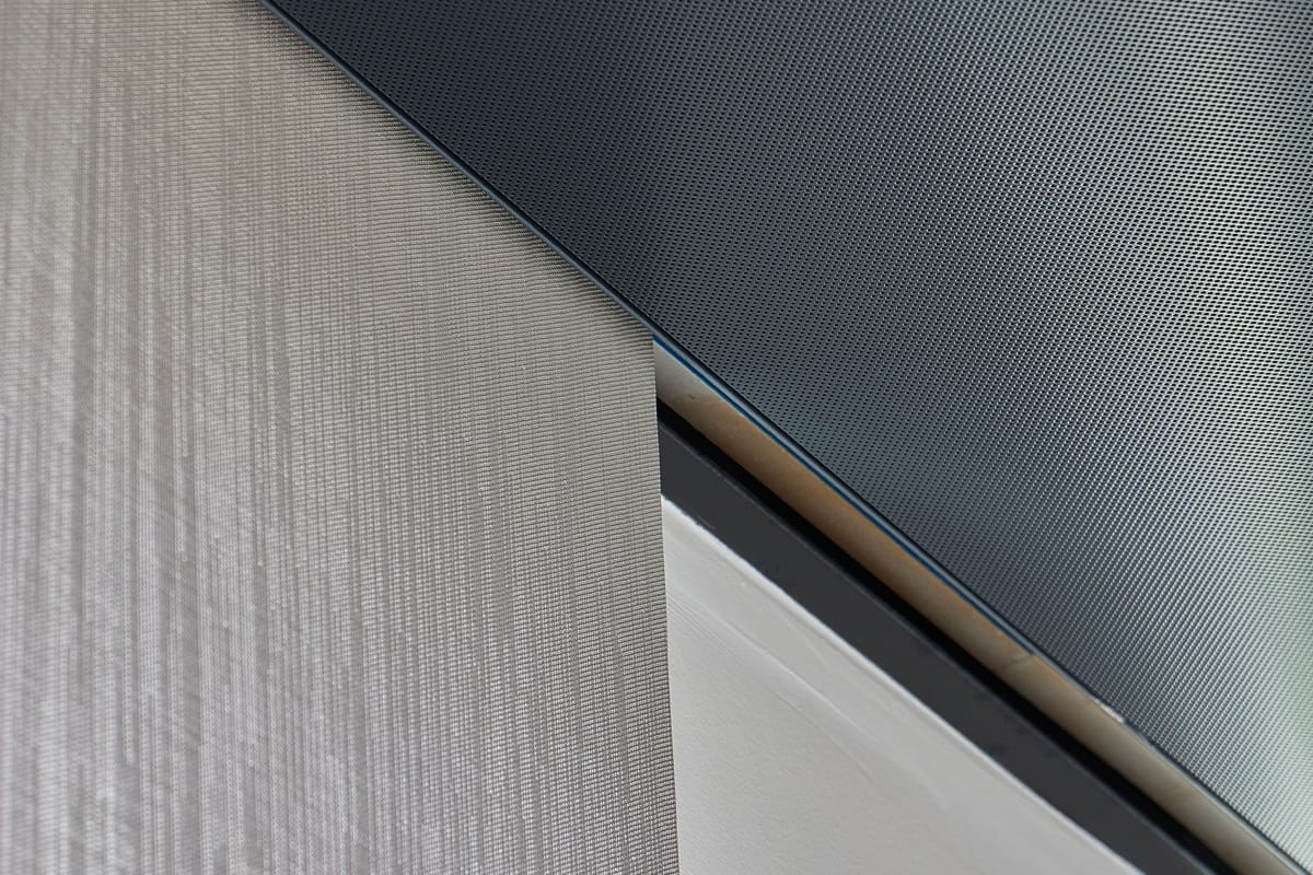 Dettaglio delle staffe e del profilo di premontaggio delle tende Resstende nel controsoffitto