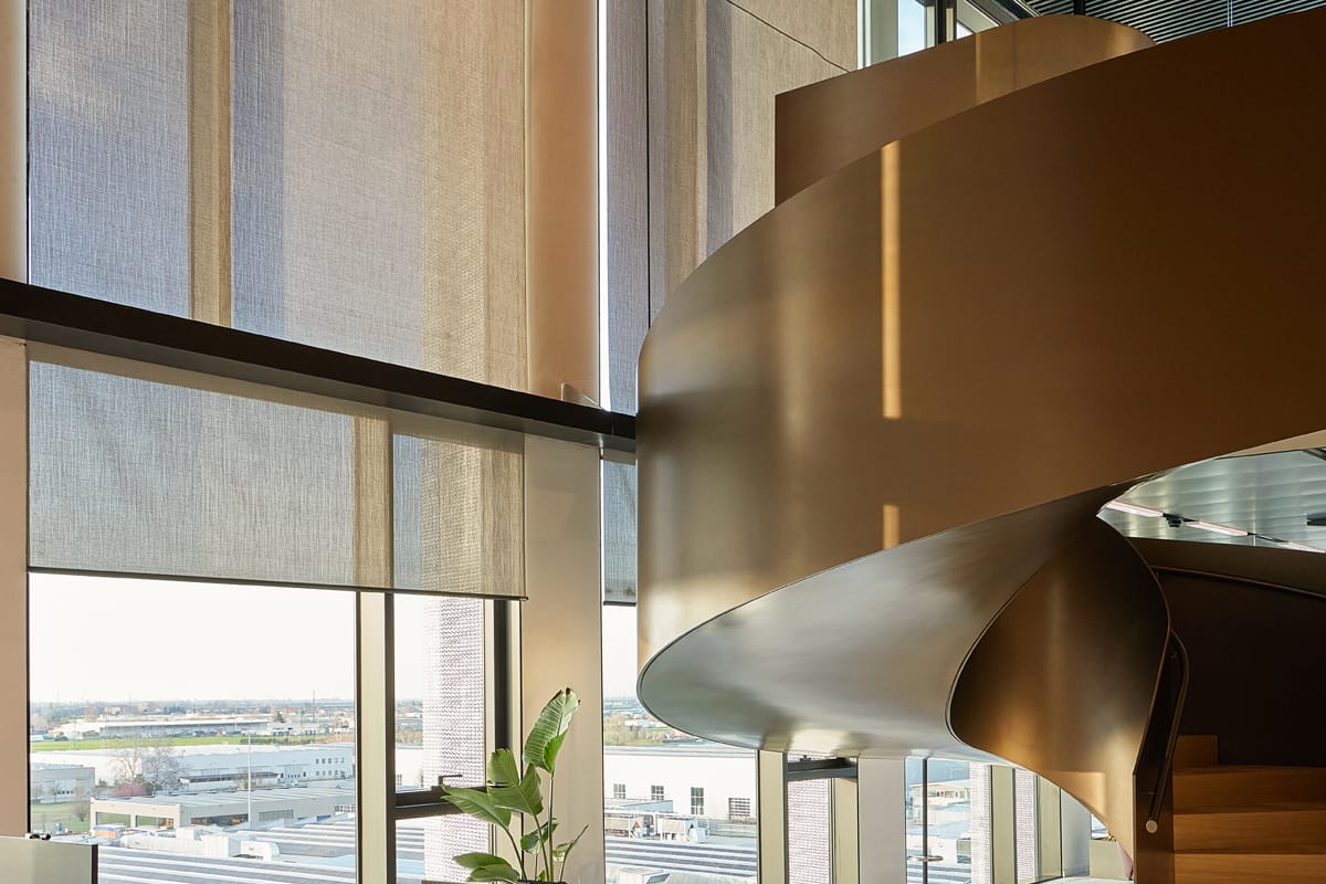 Dettaglio delle tende a doppia altezza nel Piano Presidenziale di Bonfiglioli con scale a chiocciola