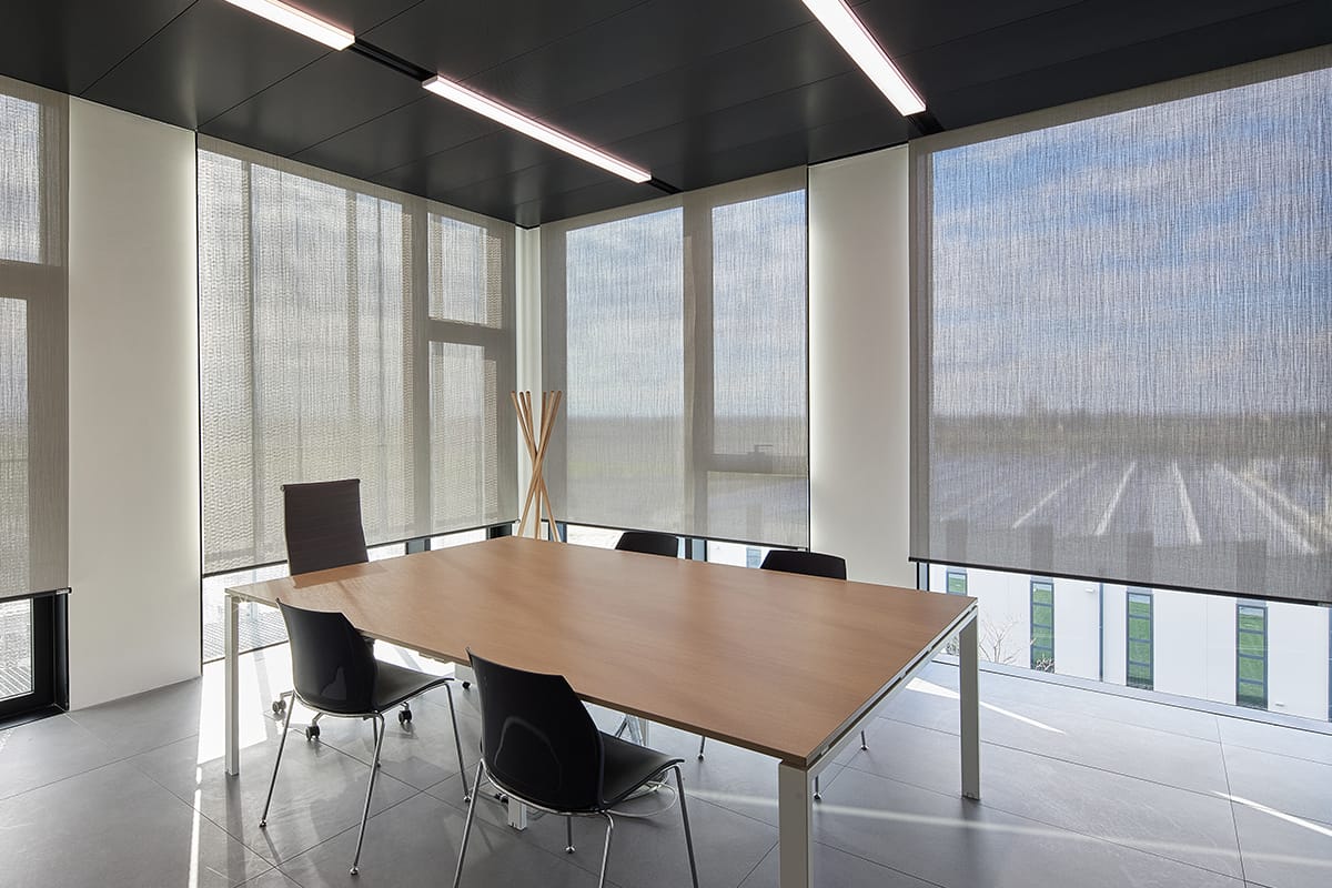 Ufficio del nuovo Headquarters Bonfiglioli a Bologna in cui sono installate le tende a rullo Resstende
