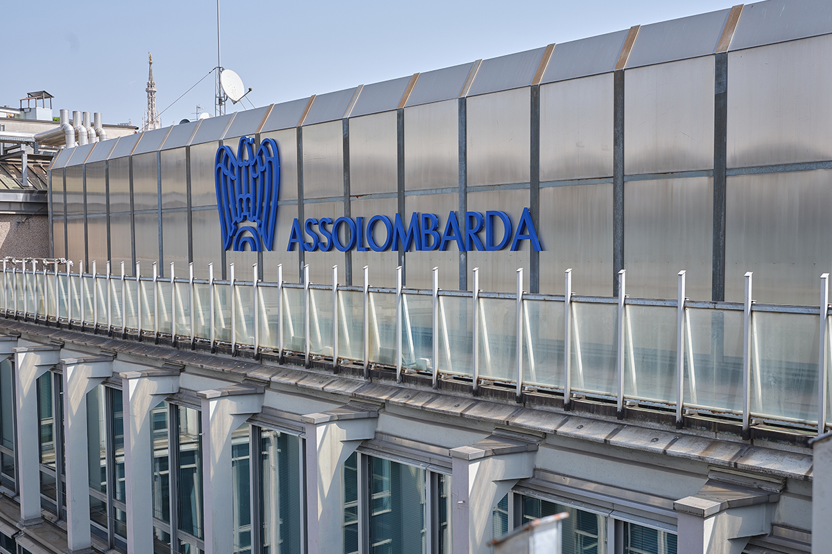 Vista dall'esterno del palazzo Assolombarda per cui Resstende ha realizzato le schermature solari