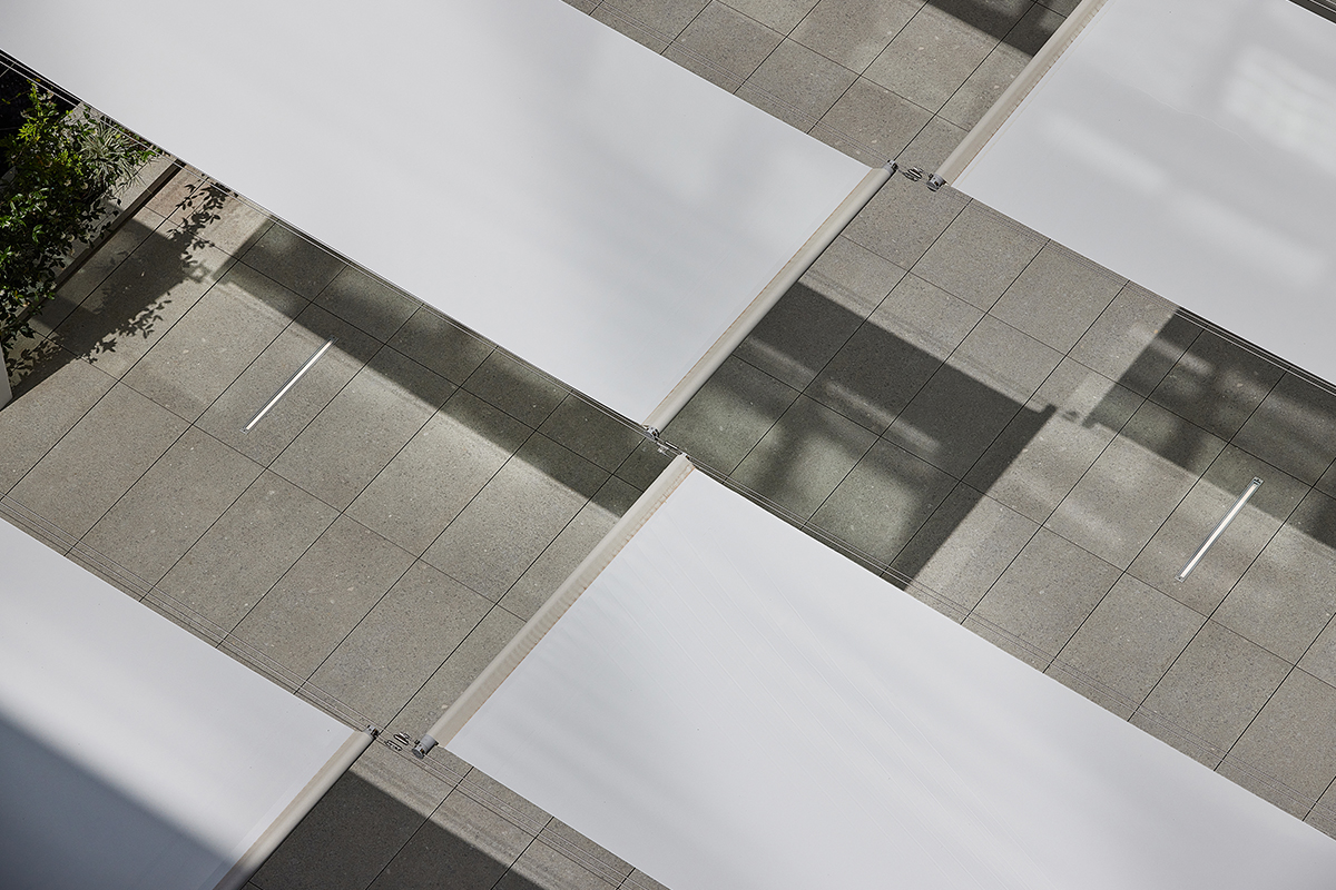 Tende a rullo Resstende modello Dallas TKO 135 nella corte di Palazzo Assolombarda