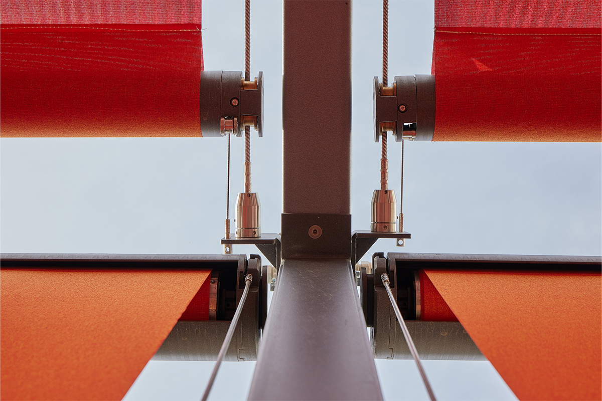 Installazione di tende Dallas TKO 135 sulla terrazza di BC& Studio a Milano