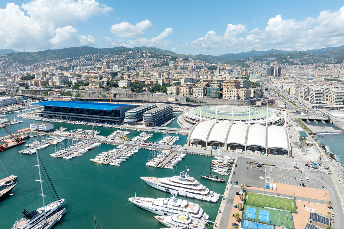 Vista esterna dall'alto del complesso Waterfront di Levante con tende a rullo integrate nell’architettura