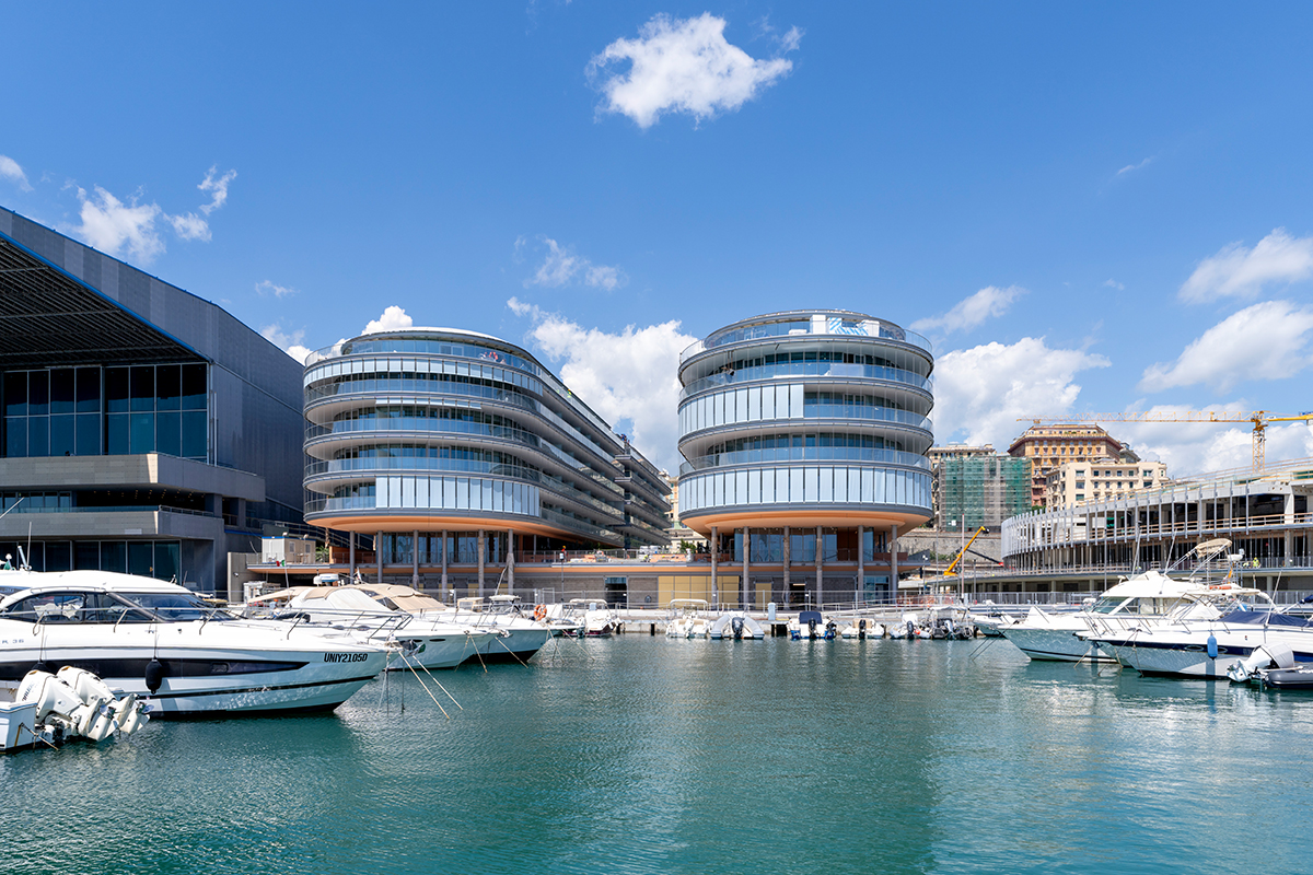 Vista esterna del complesso Waterfront di Levante con tende a rullo integrate nell’architettura