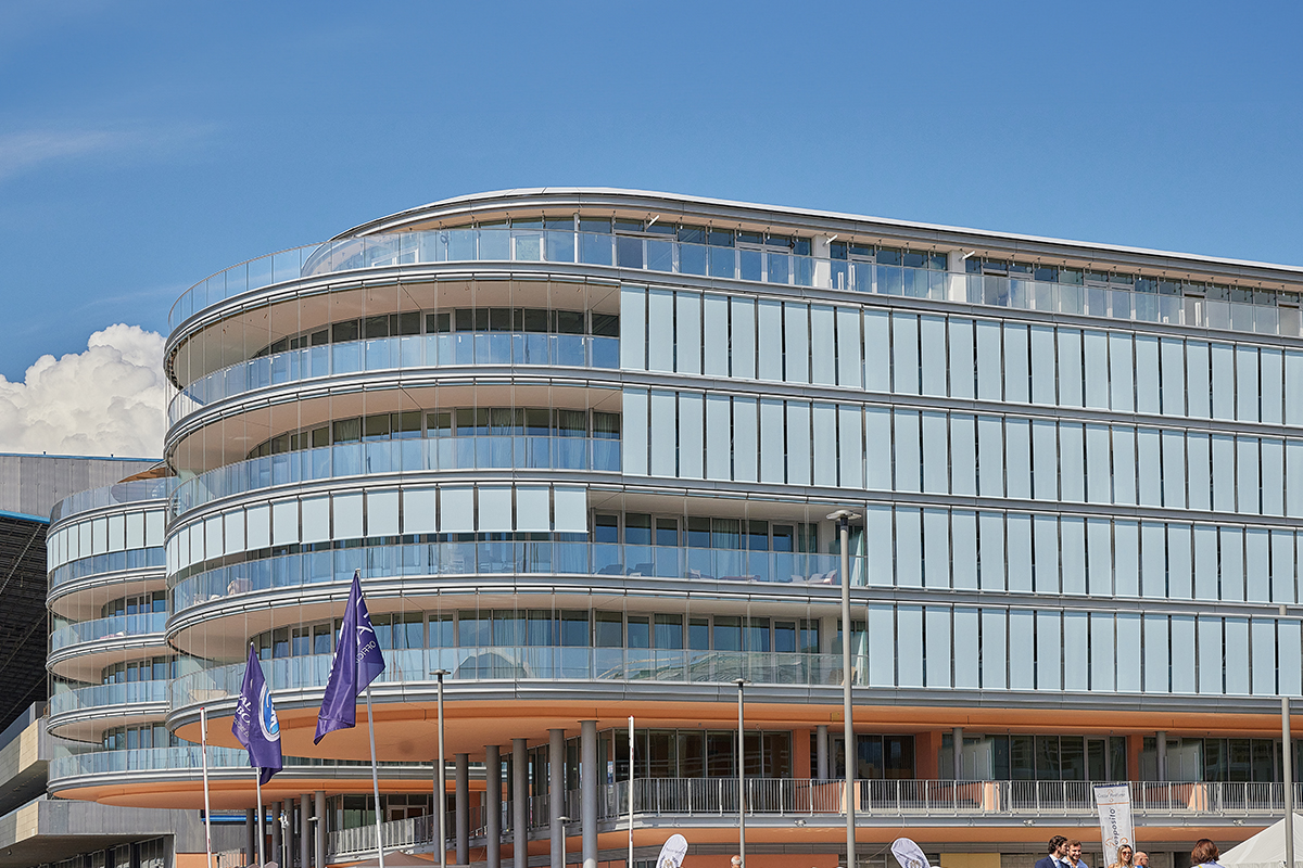 Vista esterna del complesso Waterfront di Levante con tende a rullo integrate