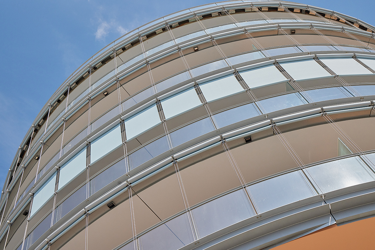 Vista dal basso della facciata dell'edificio Waterfront di Levante con schermature solari Resstende