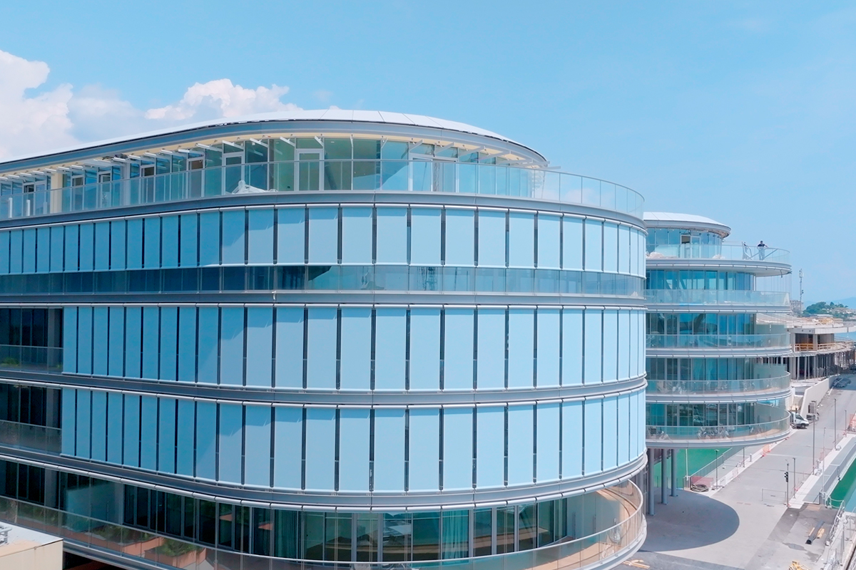 Tende a rullo motorizzate modello Dallas installate nel Waterfront di Levante a Genova