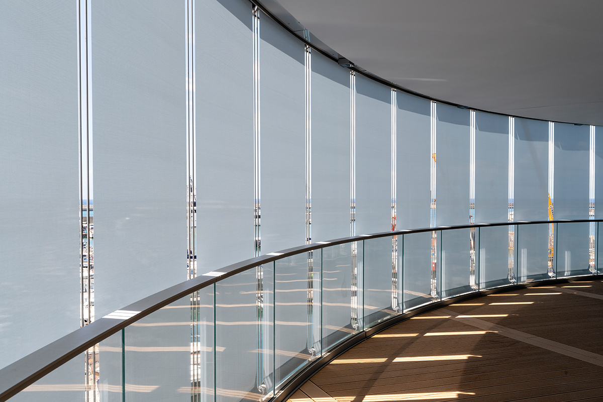 Dettaglio delle tende Resstende su facciata curva per un’armonia visiva ottimale sull'edificio Waterfront