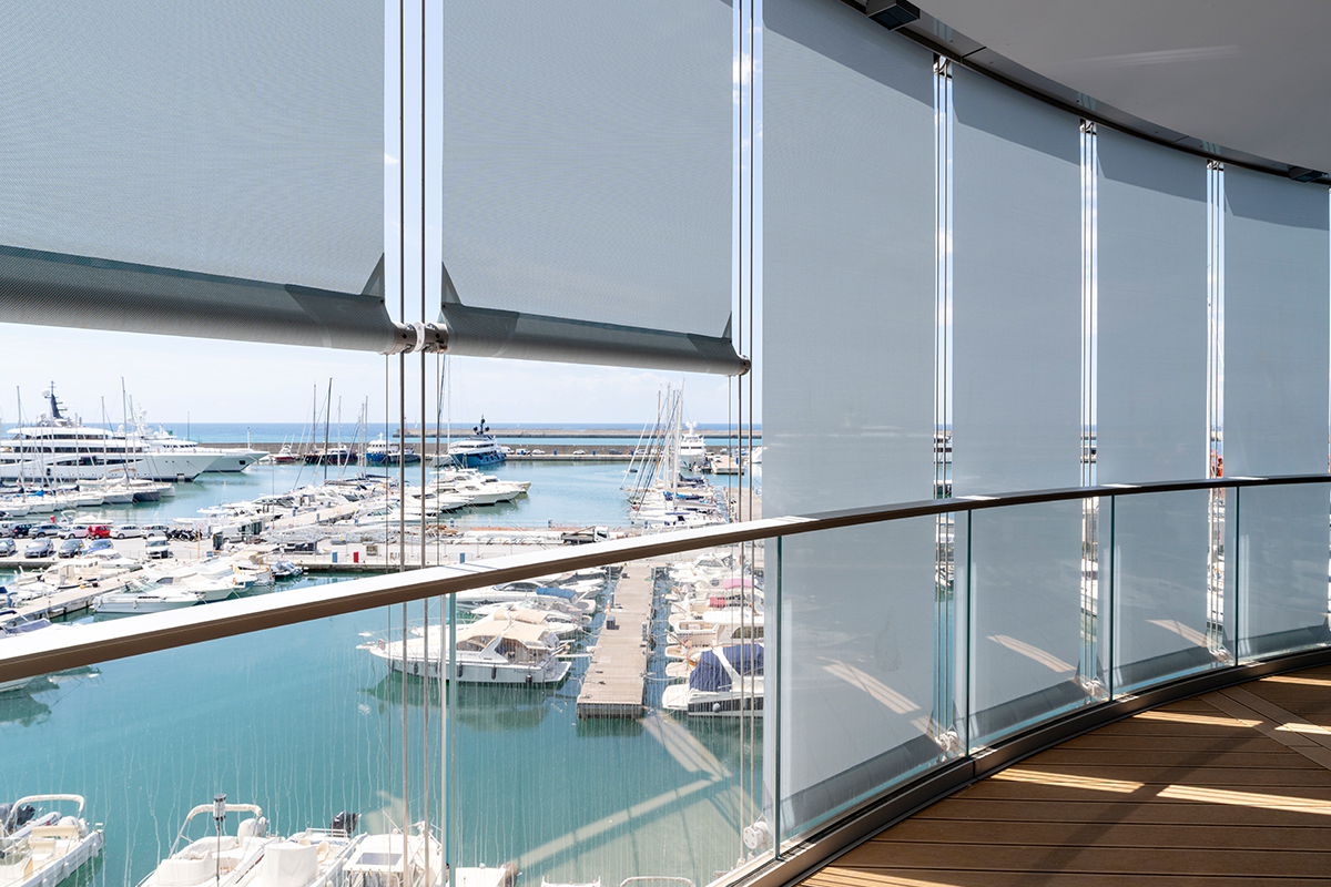 Installazione di 1.280 tende a rullo Resstende negli edifici del Waterfront di Levante