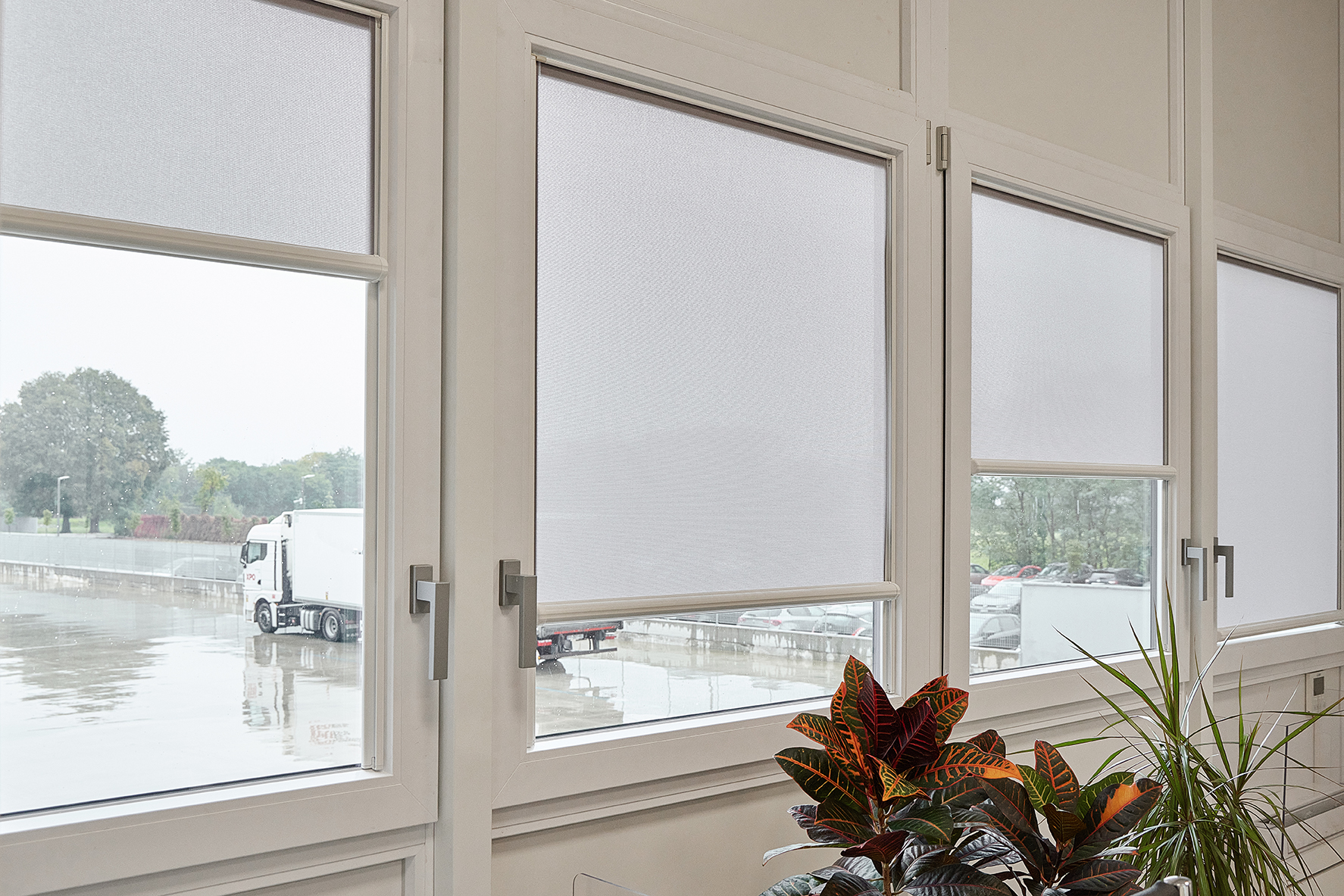 Tende a rullo NANO installate negli uffici di Arco Spedizioni a Monza da Resstende