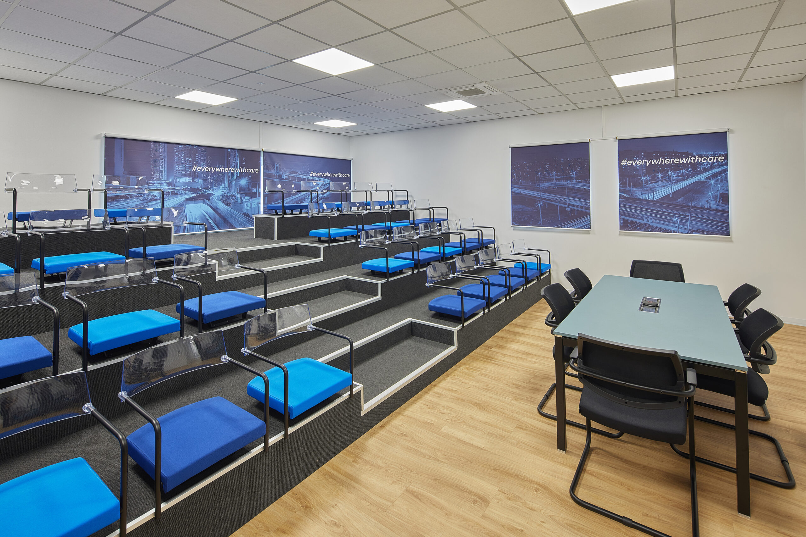 Auditorium aziendale di Arco Spedizioni con tende oscuranti personalizzate da Resstende