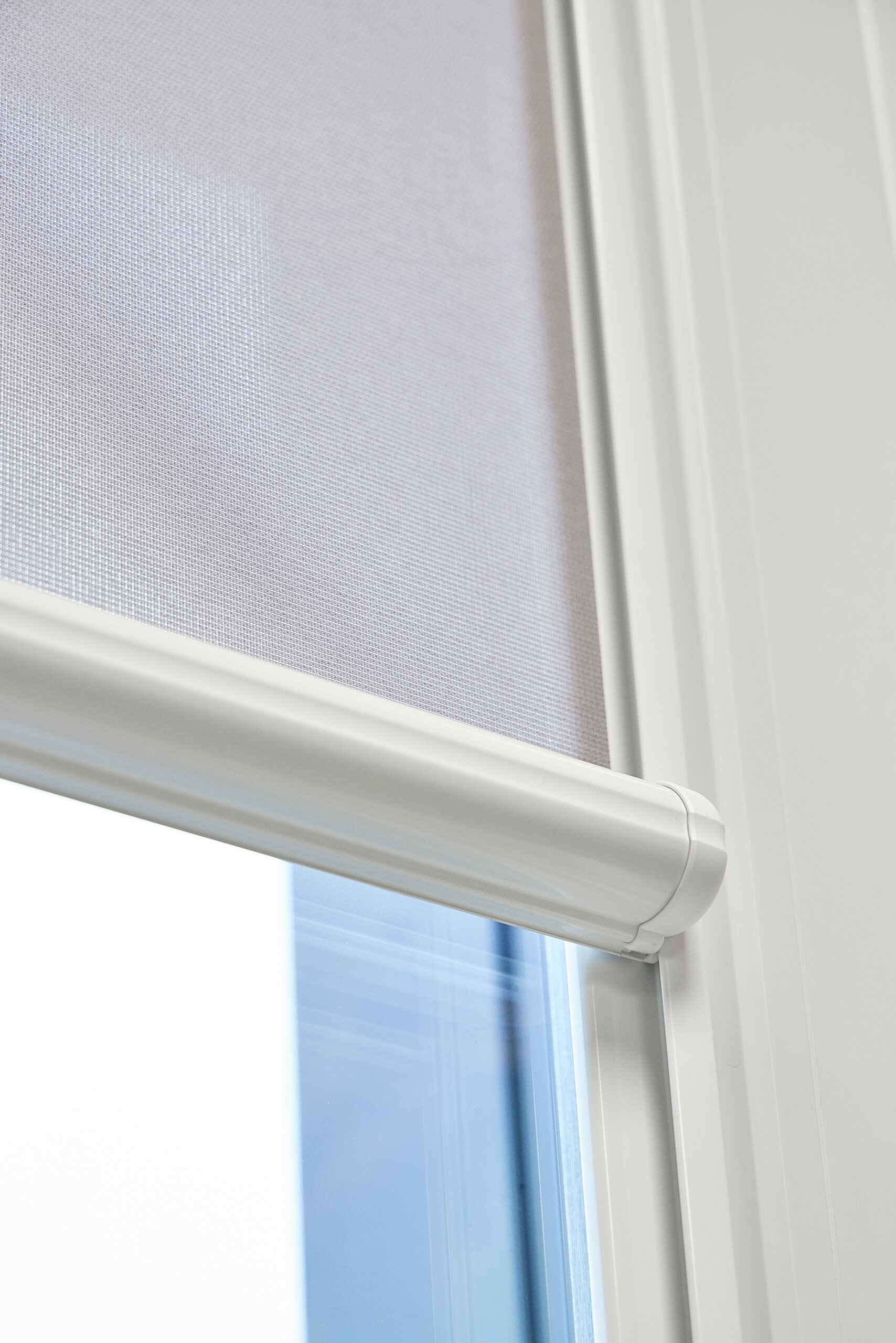 Dettaglio del sistema NANO con profilo adesivo integrato nell’infisso