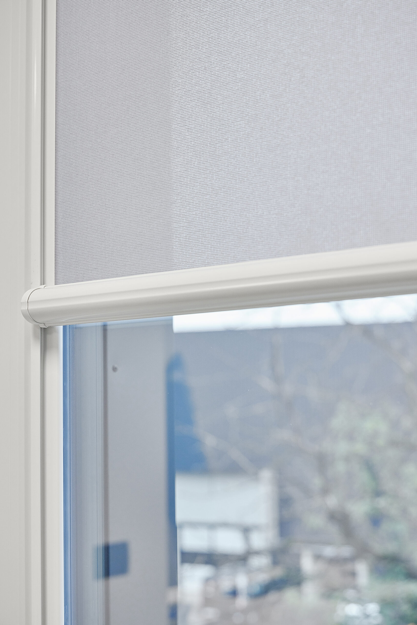 Dettaglio delle tende a rullo NANO installate per Arco Spedizioni