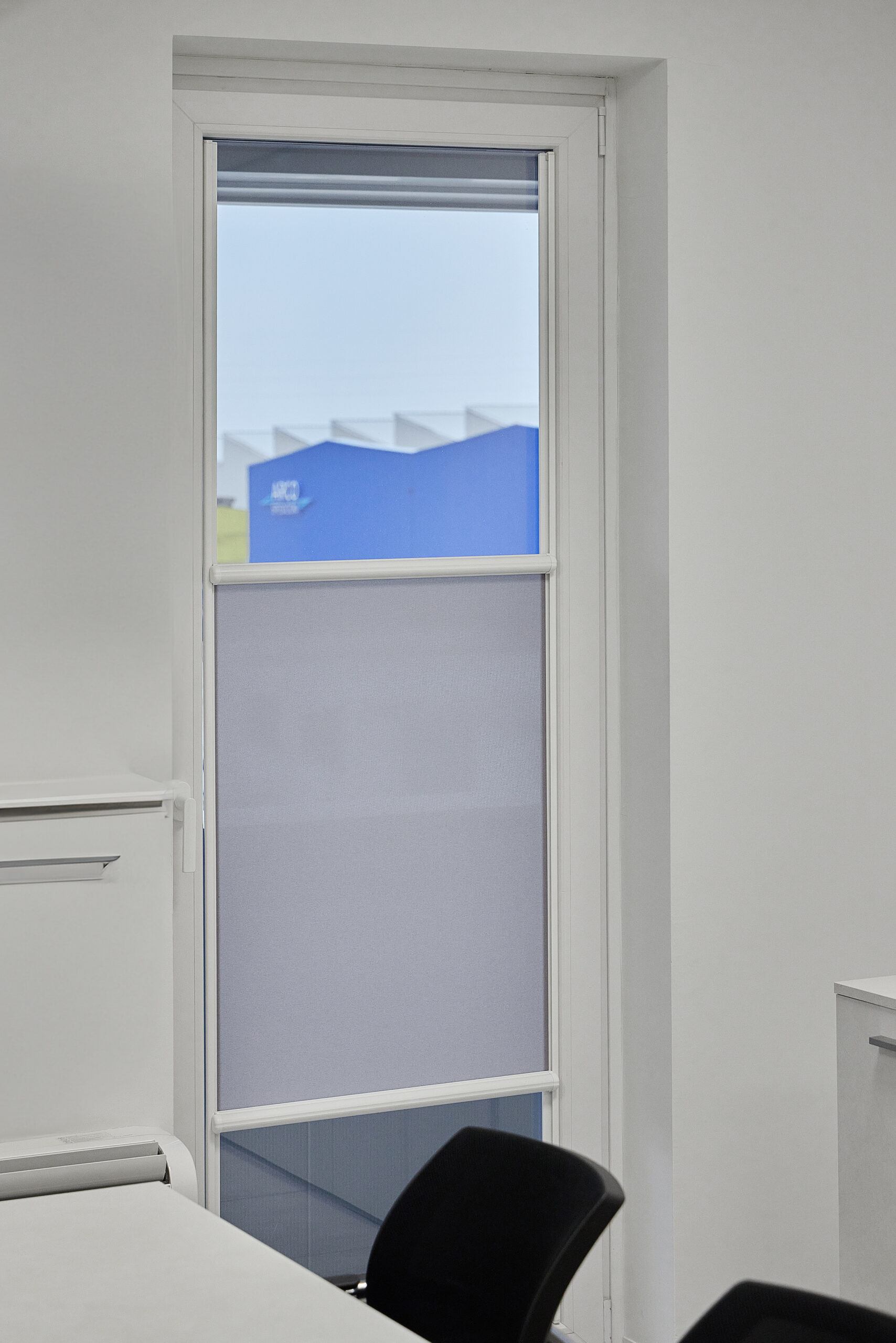 Tende Resstende modello NANO integrate senza foratura sugli infissi degli uffici